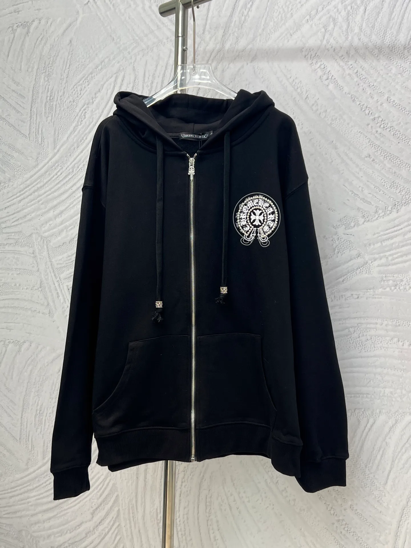 P350 𝗖𝗵𝗿𝗼𝗺𝗲 𝗛𝗲𝗮𝗿𝘁𝘀Cro Heart Pure cotton terry zipper hooded jacket High weight cotton double yarn 380g large terry fabric, fixed and dyed matching ribs, customized full set of accessories, clear letters and perfect restoration without difference. High-end atmosphere, full of class, imported rubber paddle printing graphics and customized bead blasting technology, all wiring is a special machine chain double line.  Size: M L XL XXL